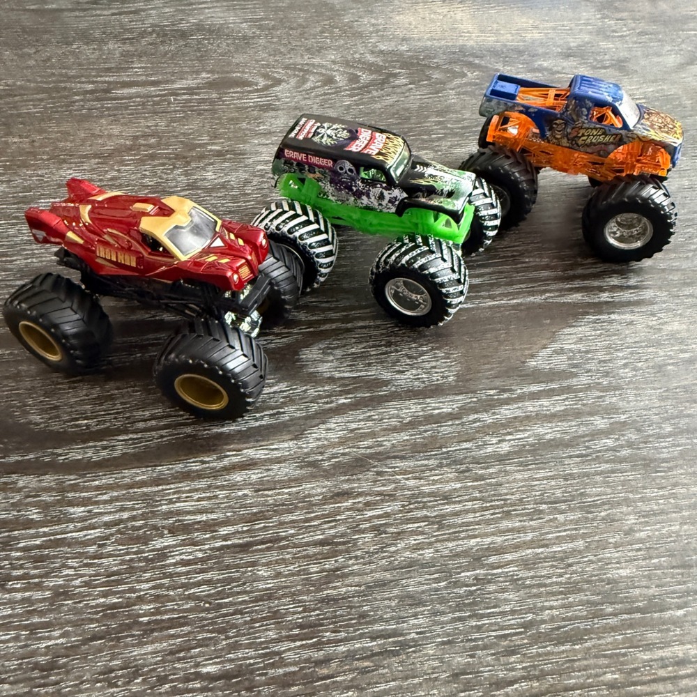 Hot Wheels Monster‎ Jam Lot of 3 Trucks Grave Digger Iron Man Stone Crusher